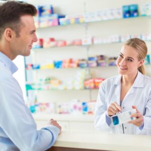 Apothekerin spricht mit Kunde