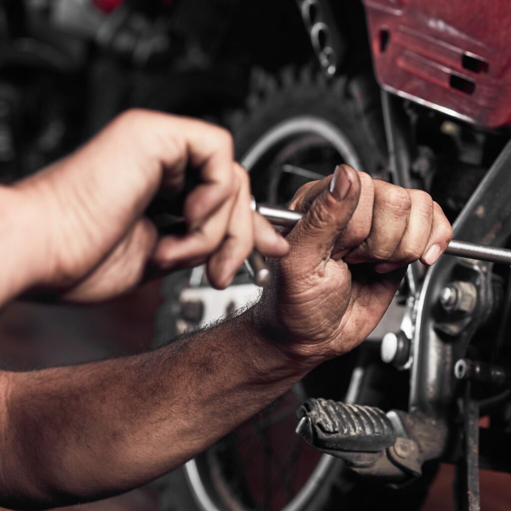 Mechaniker schraubt an Gefährt
