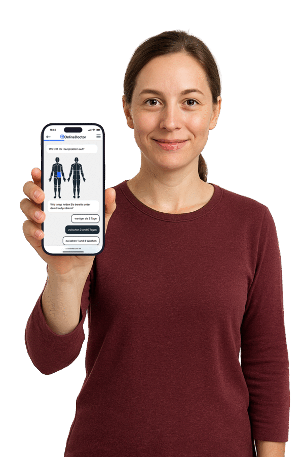 Frau mit Smartphone, das den Chatbot von OnlineDoctor zeigt