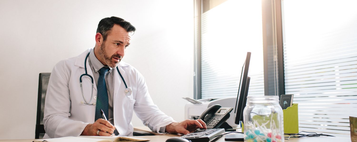 Beschäftigter Arzt am Schreibtisch