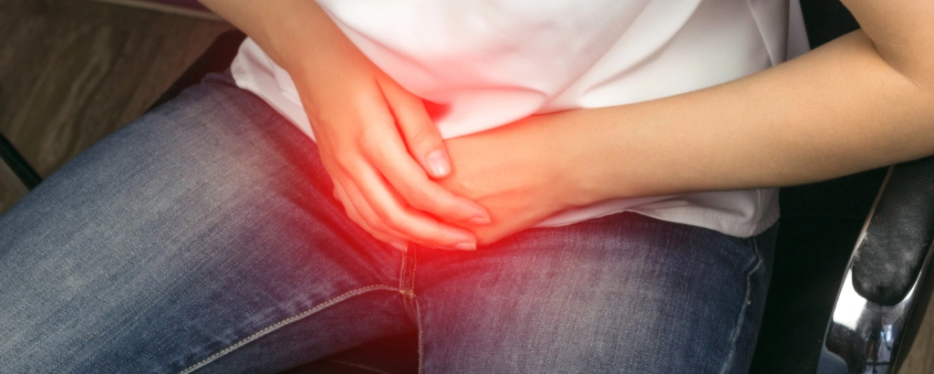 Mann hält sich den schmerzenden Schritt